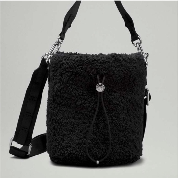 Lululemon Crossbody Black Bucket Bag Fleece 2.5L - Picture 3 of 14